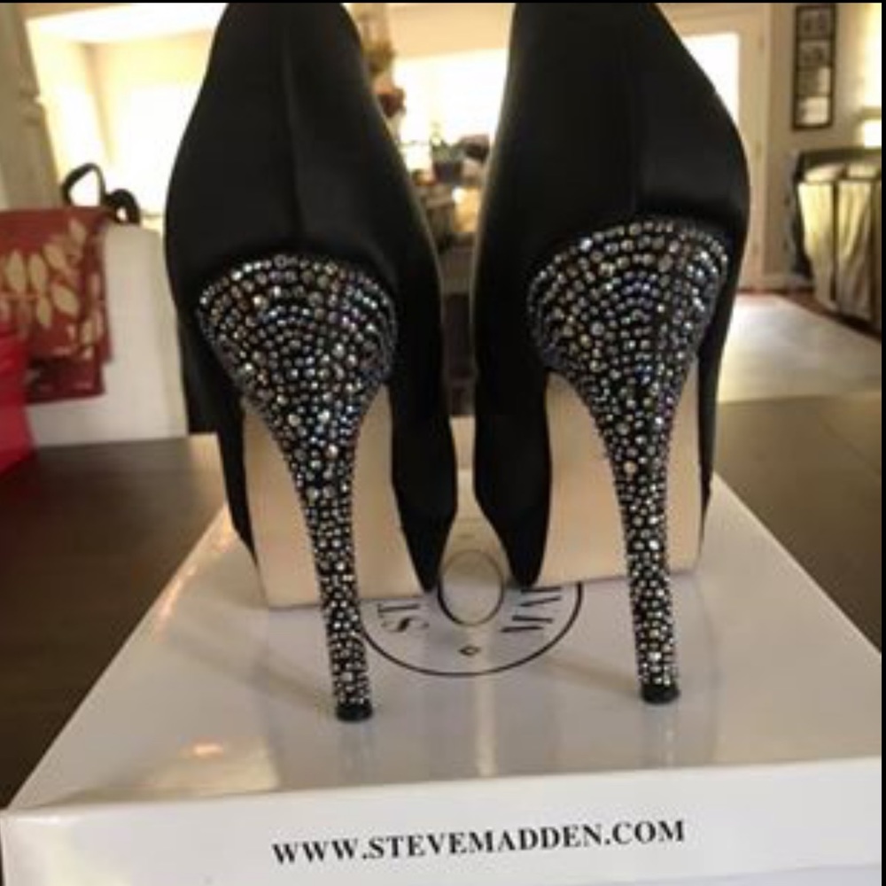 Black Pumps - image 3